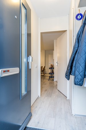 Foto - Te koop: Op goede, rustige en centrale locatie in Eikenderveld gelegen instapklare tussenwoning met 2 slaapkamers, berging op de begane grond en een dakterras. 